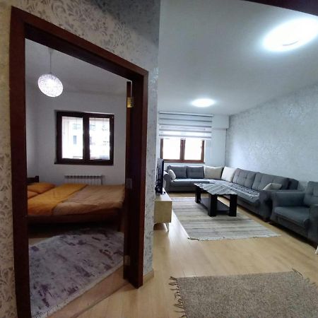 Two Rooms And Kitchen, Bathroom With Balcony Apartment Skopje Bagian luar foto
