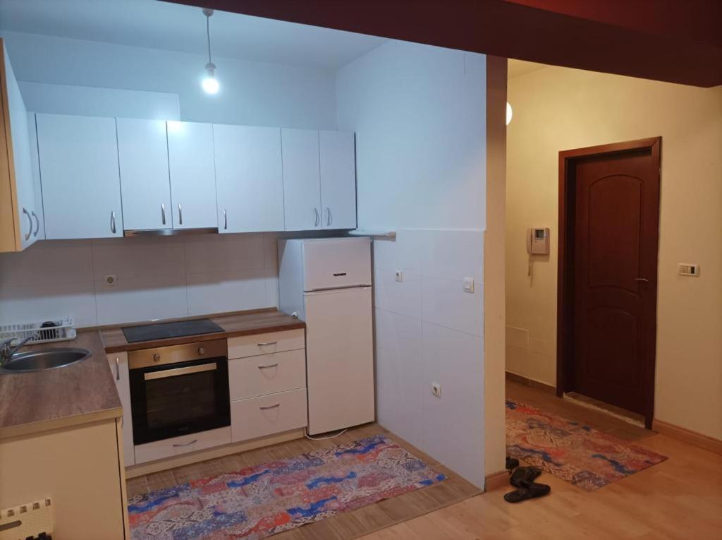 Two Rooms And Kitchen, Bathroom With Balcony Apartment Skopje Bagian luar foto