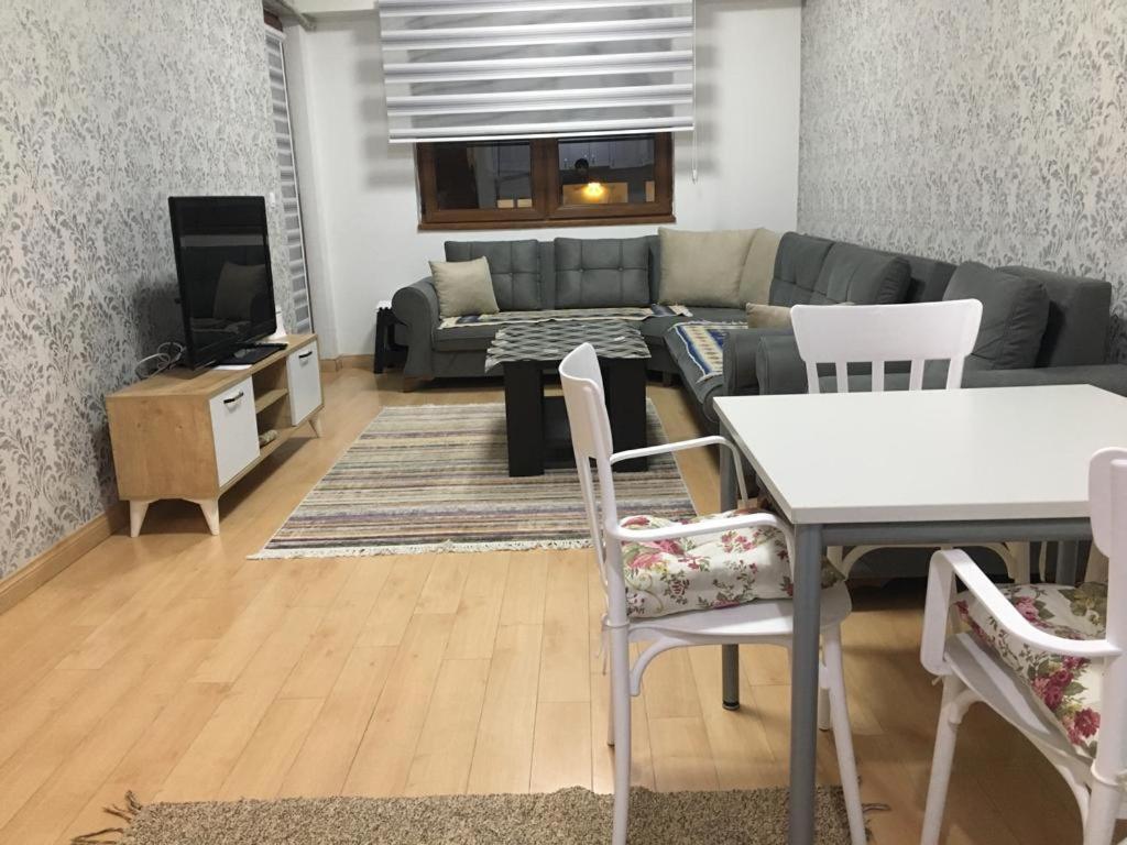 Two Rooms And Kitchen, Bathroom With Balcony Apartment Skopje Bagian luar foto