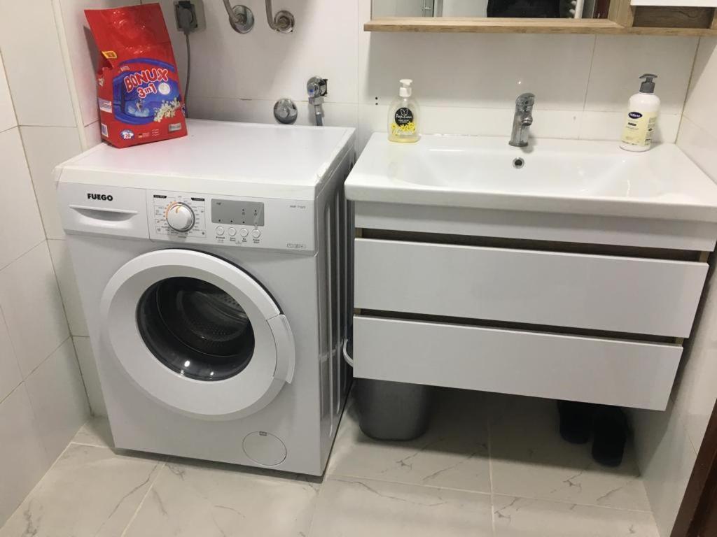 Two Rooms And Kitchen, Bathroom With Balcony Apartment Skopje Bagian luar foto