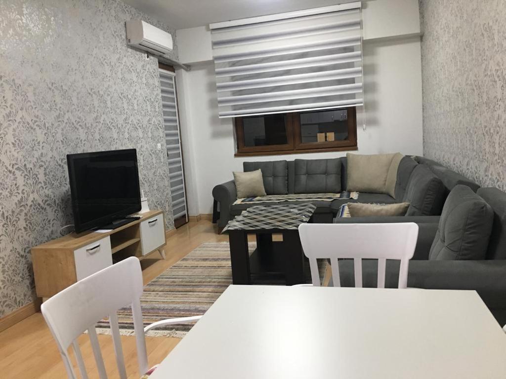 Two Rooms And Kitchen, Bathroom With Balcony Apartment Skopje Bagian luar foto