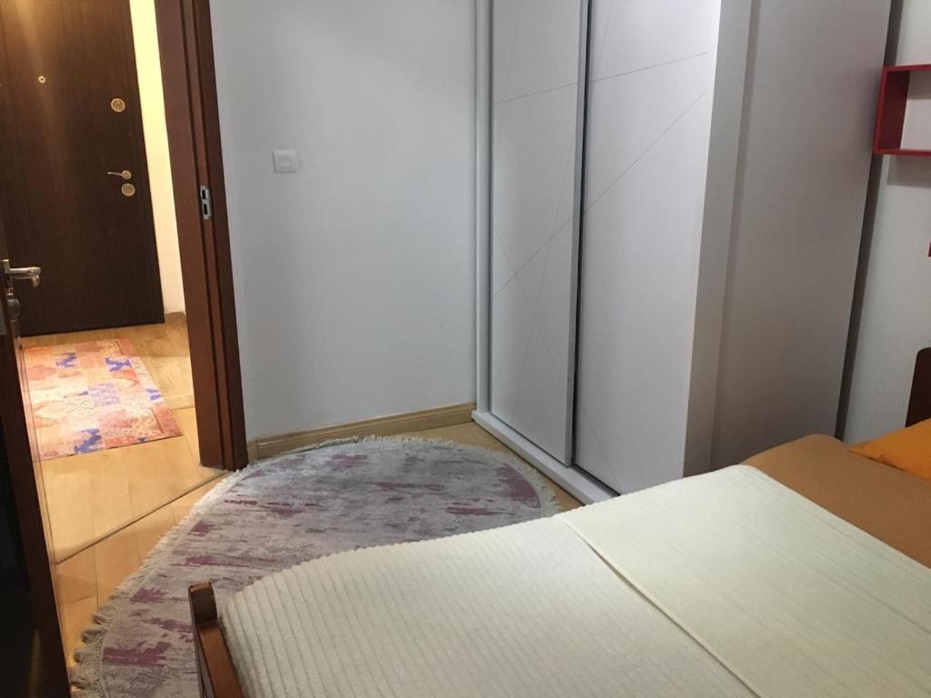 Two Rooms And Kitchen, Bathroom With Balcony Apartment Skopje Bagian luar foto