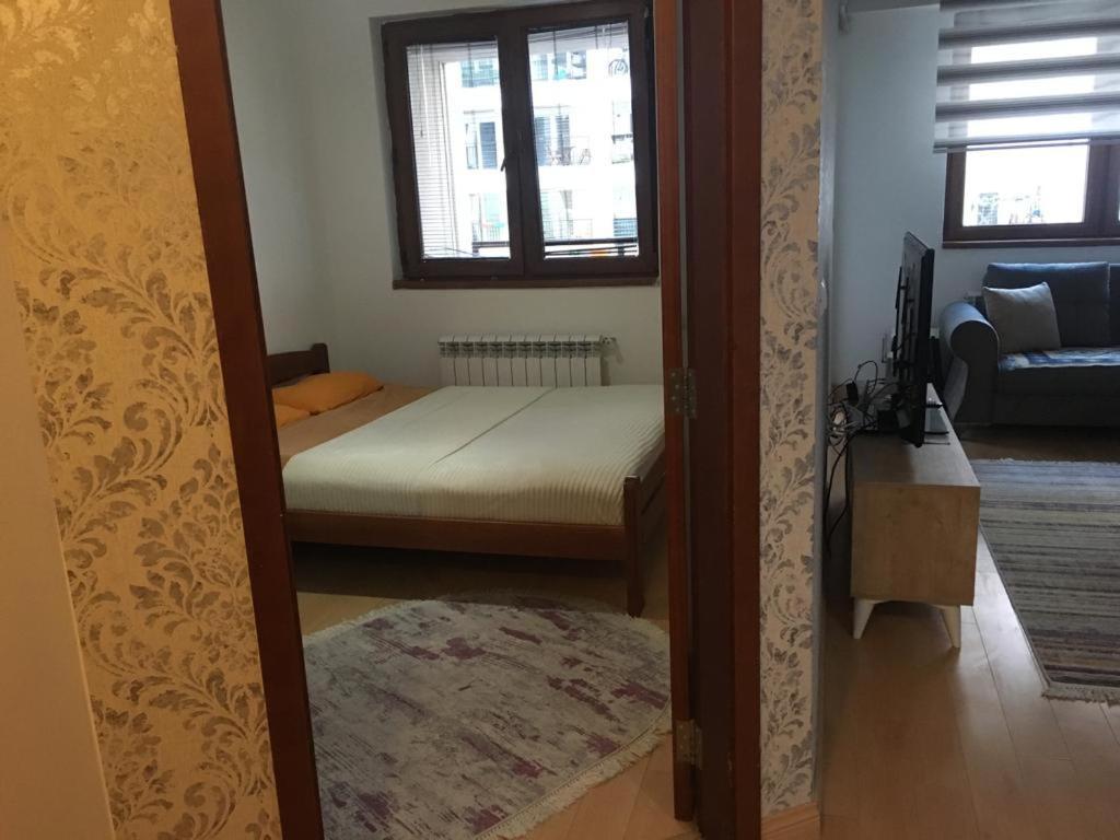 Two Rooms And Kitchen, Bathroom With Balcony Apartment Skopje Bagian luar foto