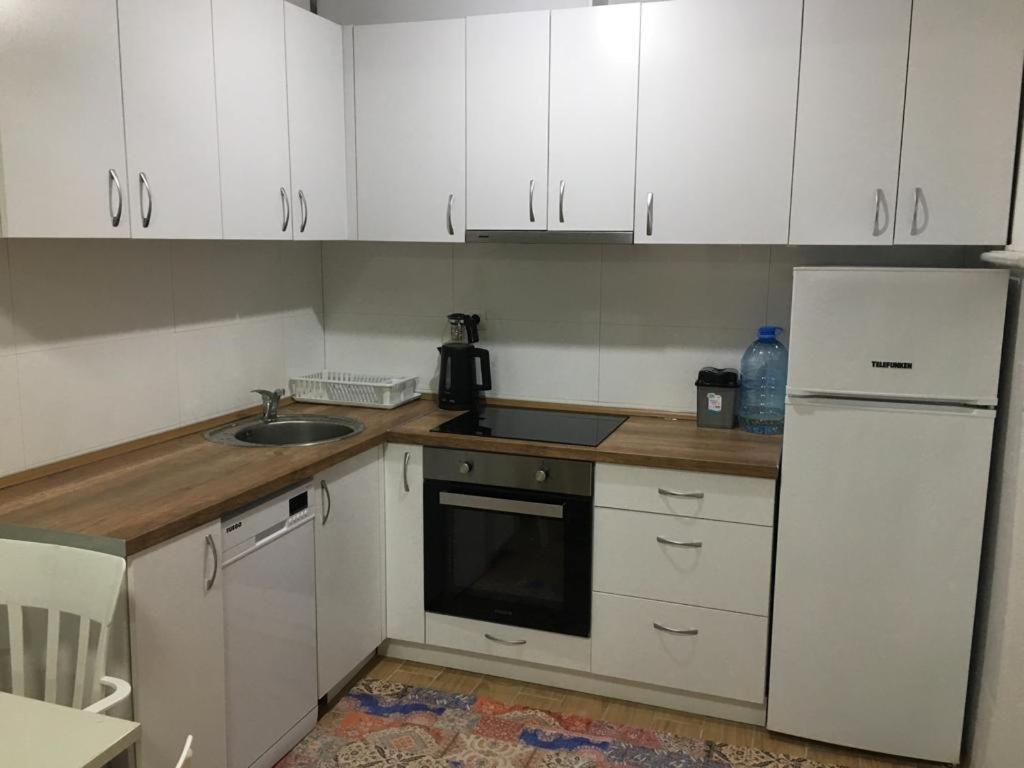 Two Rooms And Kitchen, Bathroom With Balcony Apartment Skopje Bagian luar foto