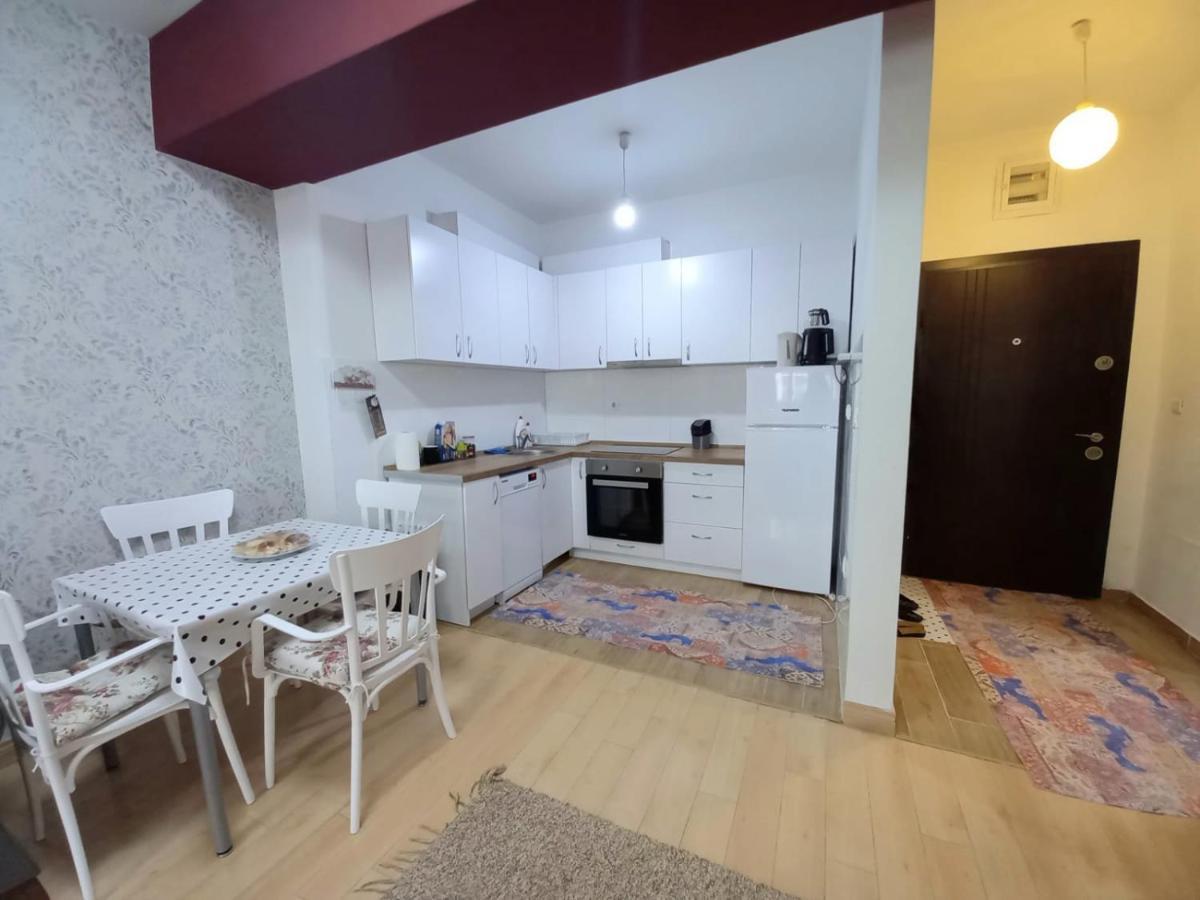 Two Rooms And Kitchen, Bathroom With Balcony Apartment Skopje Bagian luar foto