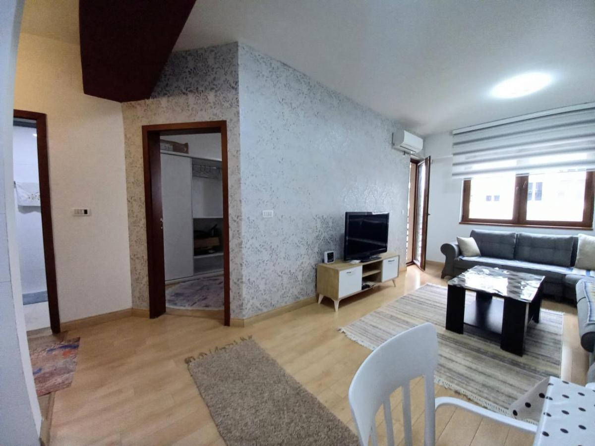 Two Rooms And Kitchen, Bathroom With Balcony Apartment Skopje Bagian luar foto