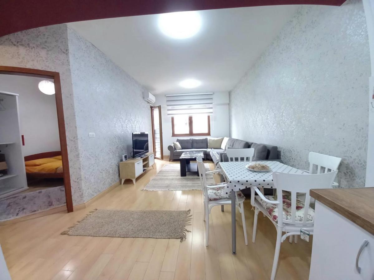 Two Rooms And Kitchen, Bathroom With Balcony Apartment Skopje Bagian luar foto