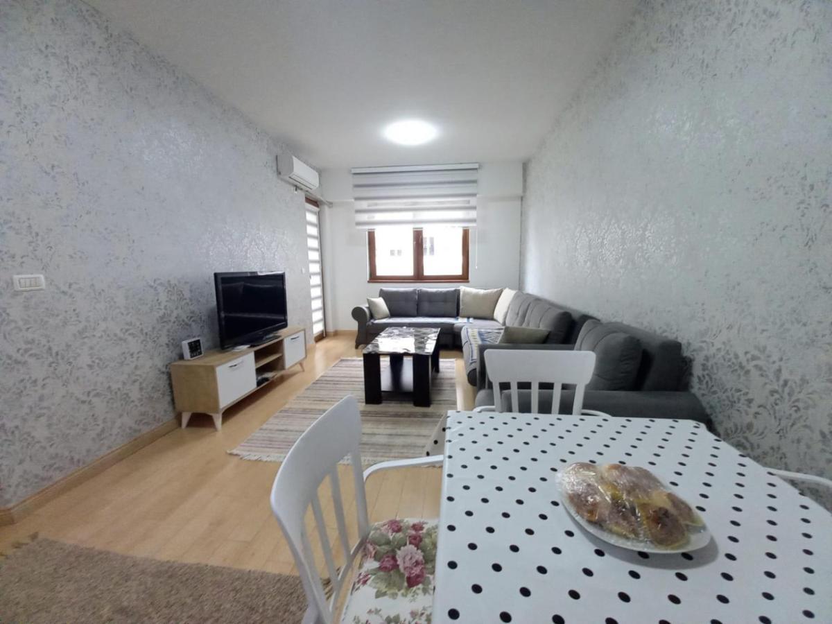 Two Rooms And Kitchen, Bathroom With Balcony Apartment Skopje Bagian luar foto