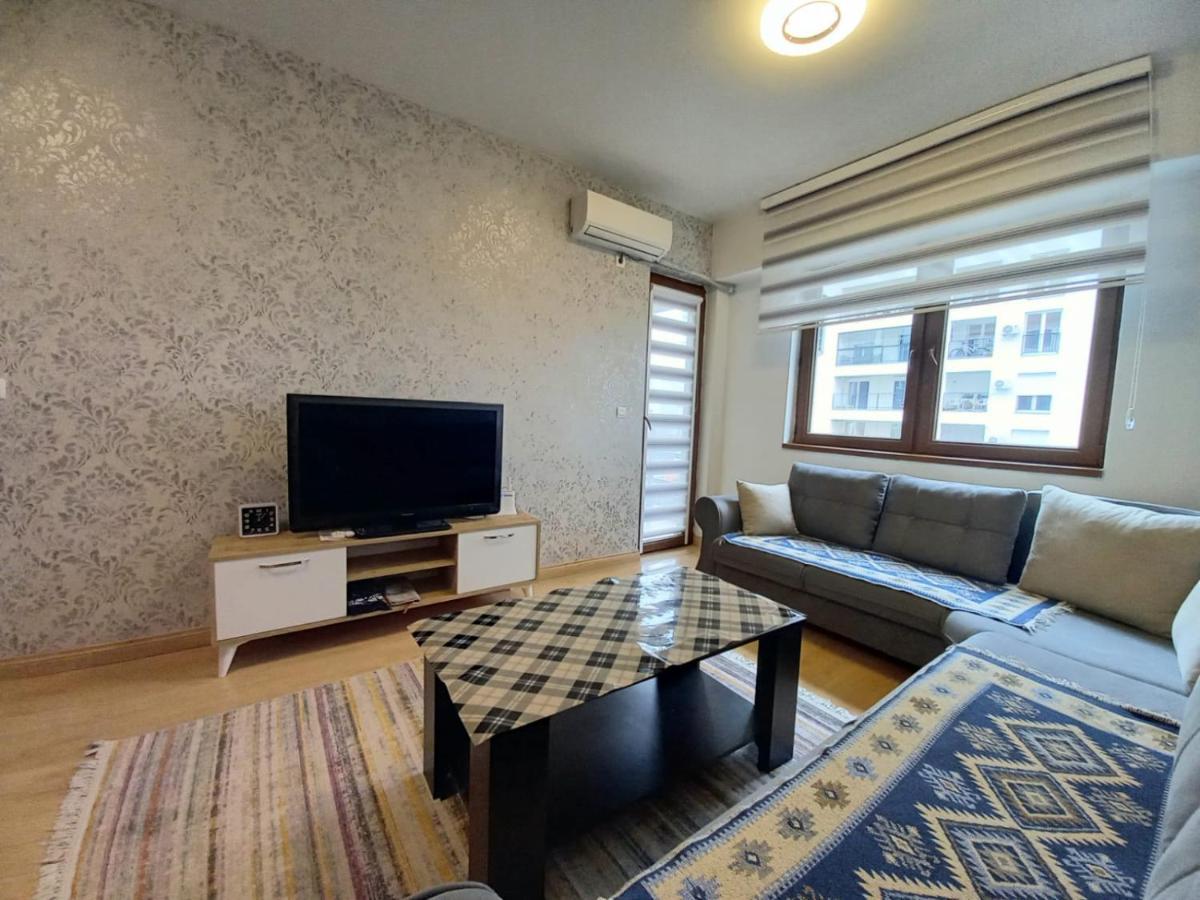 Two Rooms And Kitchen, Bathroom With Balcony Apartment Skopje Bagian luar foto
