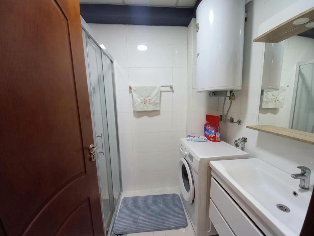 Two Rooms And Kitchen, Bathroom With Balcony Apartment Skopje Bagian luar foto