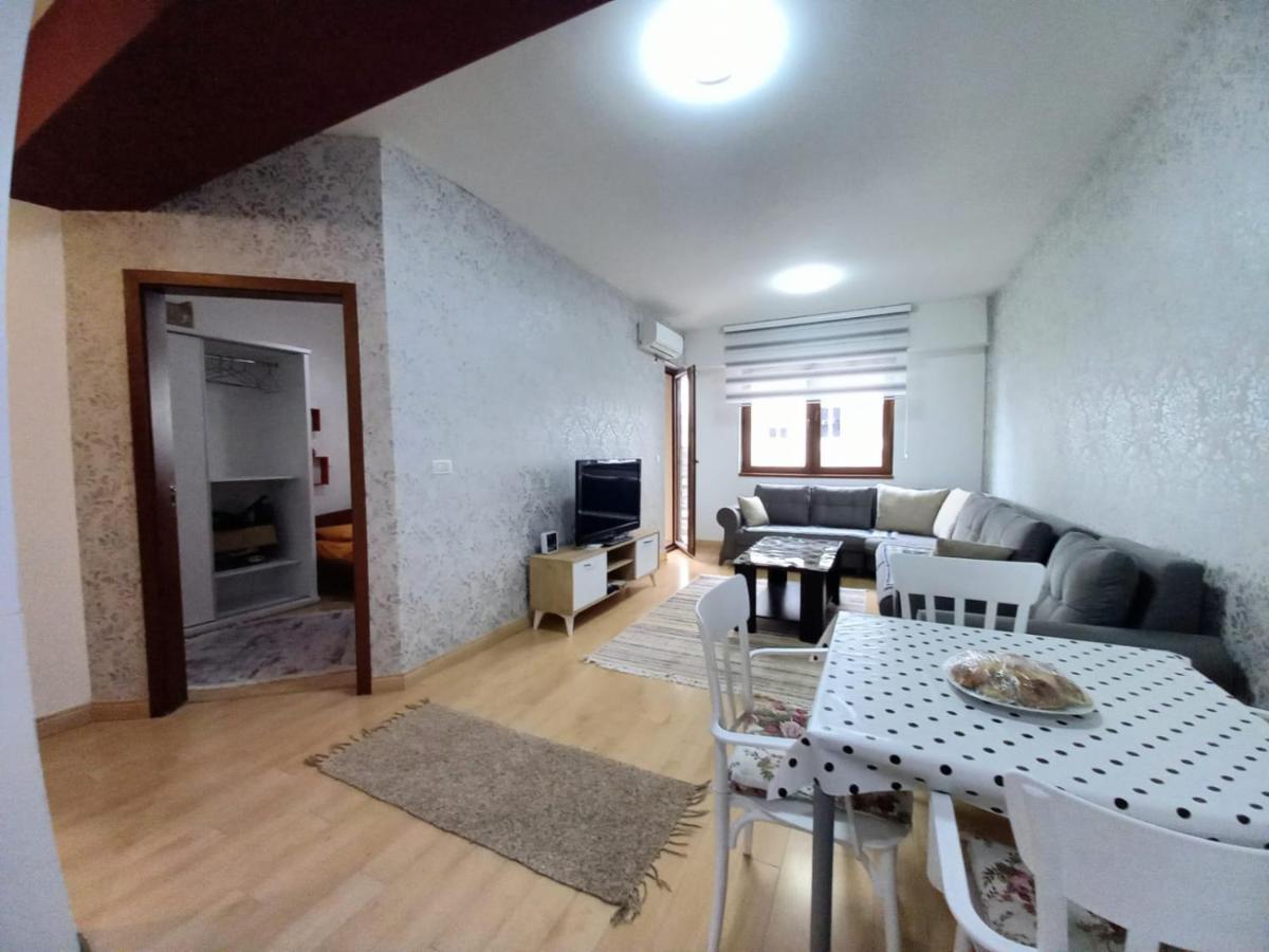 Two Rooms And Kitchen, Bathroom With Balcony Apartment Skopje Bagian luar foto